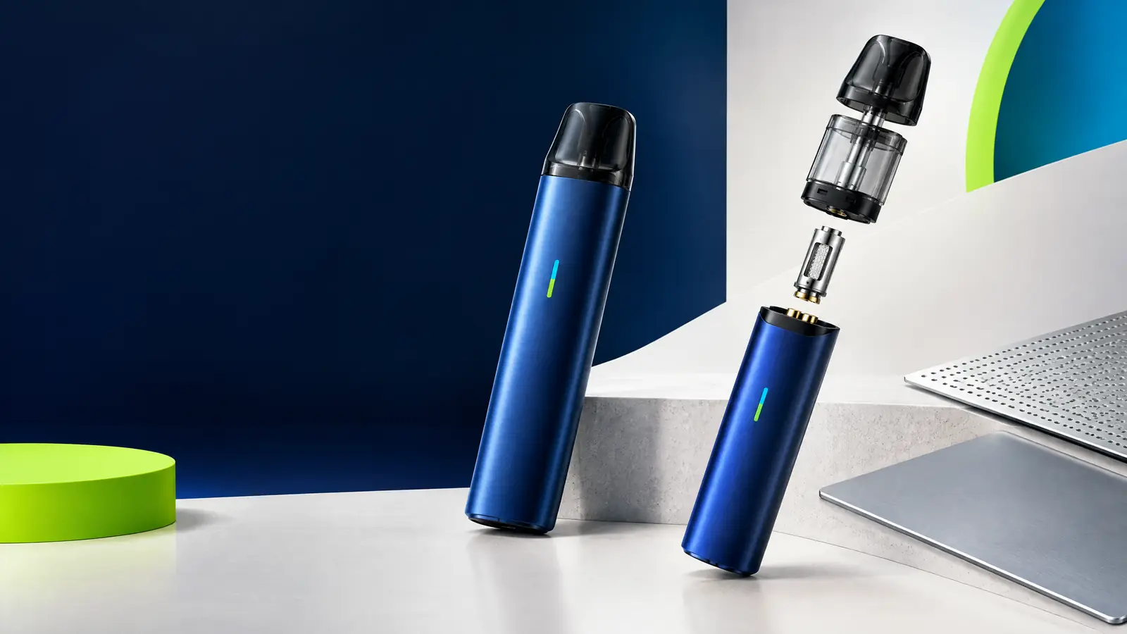 Dispositivo pod azul apagado junto a un cartucho desmontado y un elemento calefactor sobre una superficie editorial